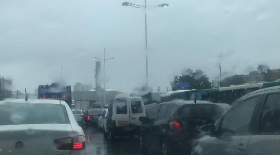 [Tempo chuvoso e ventos fortes devem continuar em Salvador até este sábado]