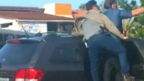 [Bolsonaro anda de porta aberta e corpo para fora do carro em meio a xingamentos e ofensas dura...]