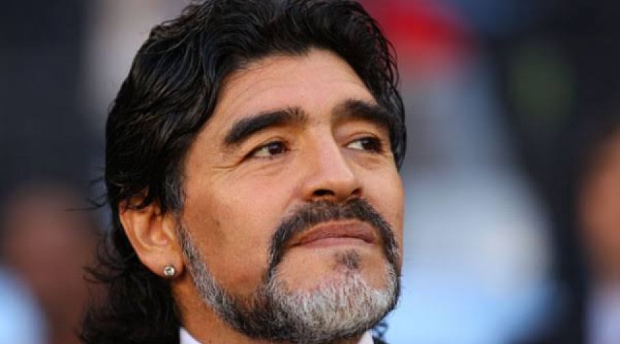[Morre aos 60 anos o ex-jogador argentino Diego Maradona]