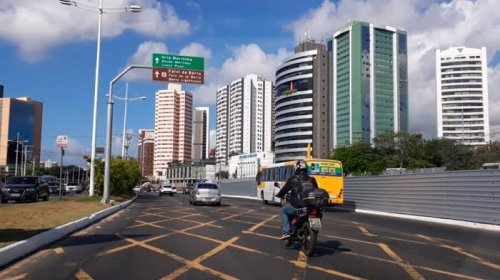 [Obras na Avenida Tancredo Neves alteram itinerários do transporte público]
