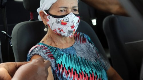 [Vacinação abrange idosos com 64 anos e policiais militares nesta quarta (31)]