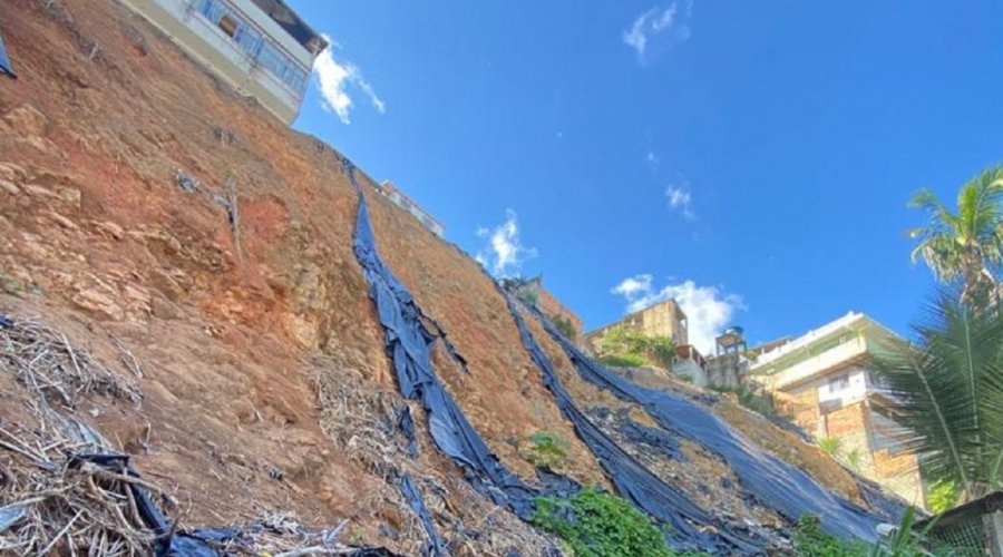 [Segue chovendo em Salvador nesta sexta-feira e riscos de deslizamentos de terra são reais, segundo Codesal]