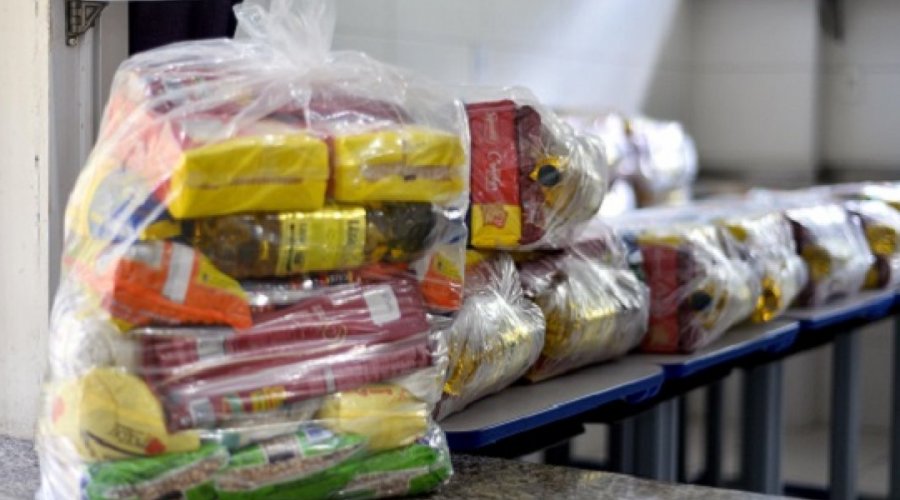 [Prefeitura inicia nova etapa de distribuição de cestas básicas para alunos]