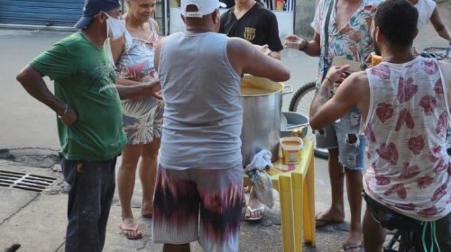 [Movimento Solidário fez doação de sopa para moradores da Rua das Flores em Pernambués]