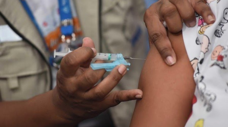 Cerca de 500 mil doses de imunizantes contra a Covid-19 devem desembarcar em Salvador, nesta segunda, dia de [Cerca de 500 mil doses de imunizantes contra a Covid-19 devem desembarcar em Salvador, nesta segunda, dia de