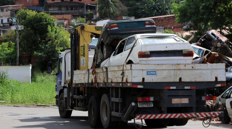 [Operação remove 223 sucatas das ruas de Salvador em cinco meses]