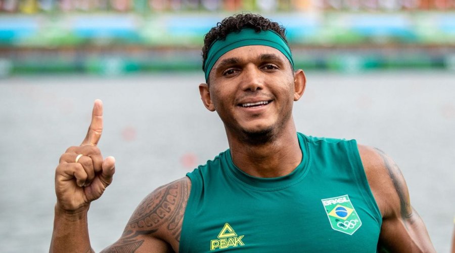 [Isaquias Queiroz é ouro na canoagem de velocidade]
