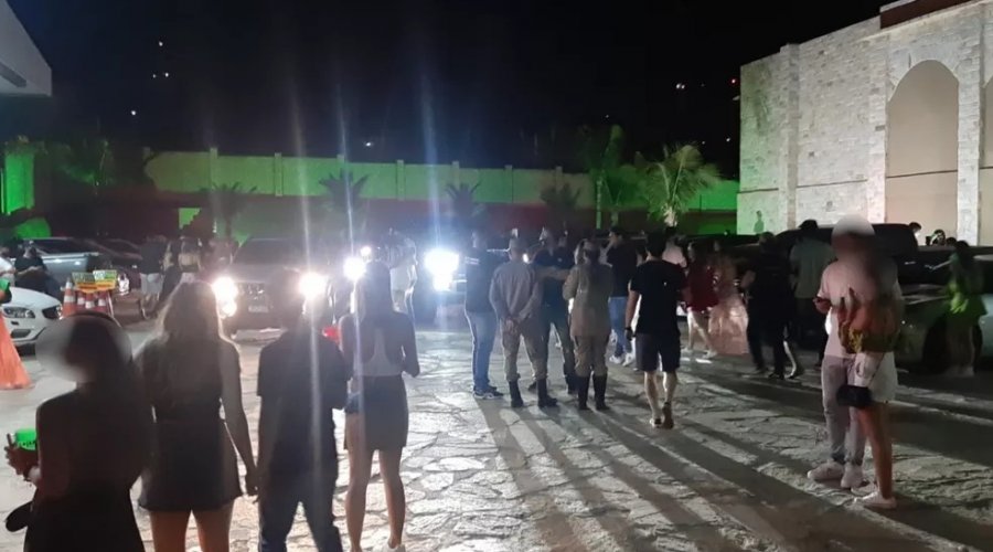 [Filho mais novo de Bolsonaro participou de festa de luxo clandestina em Goiânia; o local contava com cerca de mil pessoas]