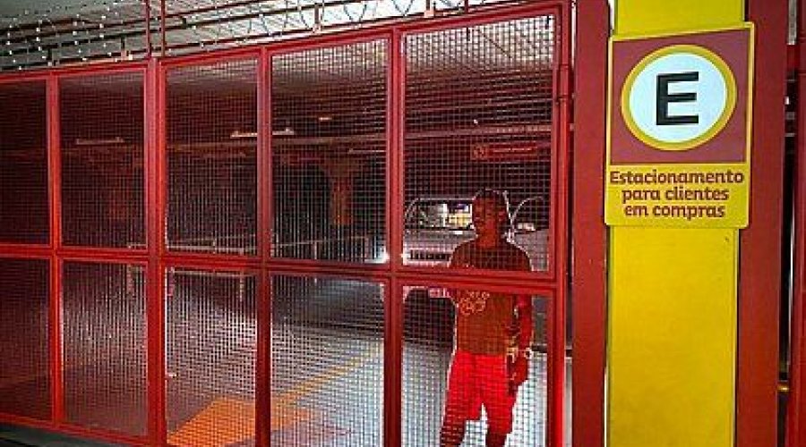 [Cliente fica preso em estacionamento de supermercado na Bonocô após compras; 'falta de respeito']