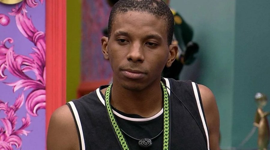 [Ex-BBB Lucas Penteado abre live após flagrar noiva o traindo com segurança]