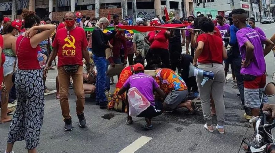 [Mulher é atropelada no ato Fora Bolsonaro de Recife; motorista sacou arma]
