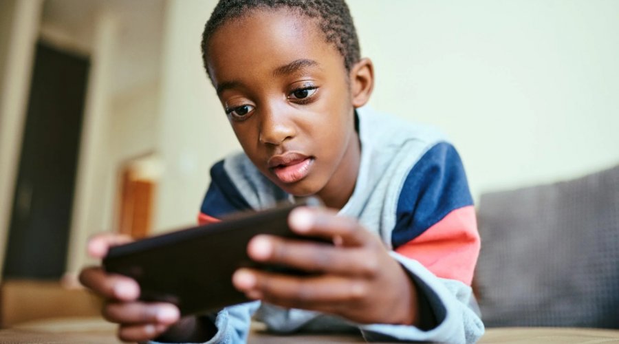[Estudiosas alertam para uso consciente de telas por crianças e adolescentes]