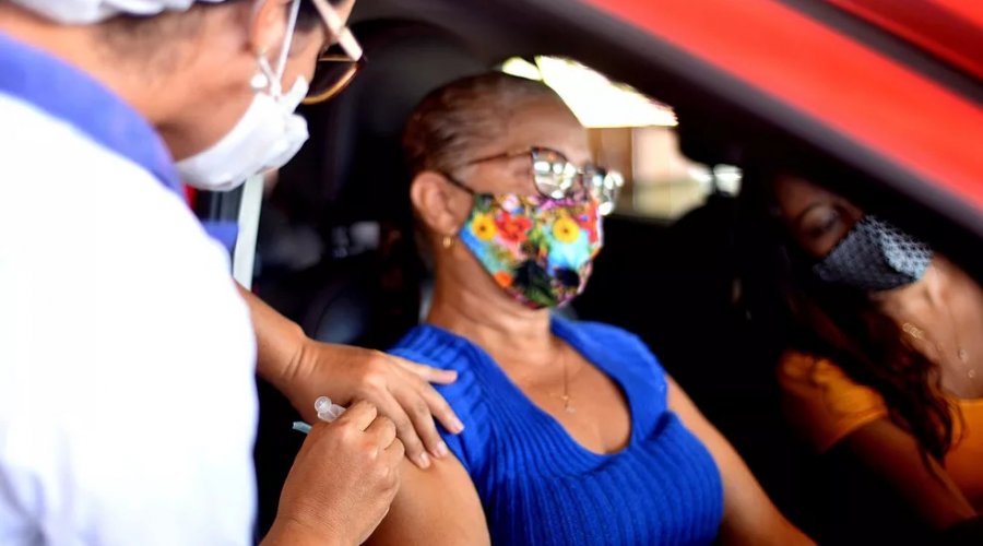 [Vacinação contra Covid-19 é suspensa em Salvador nesta segunda e no feriado de terça]