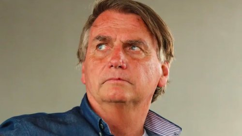 [Charge de jornal italiano mostra Bolsonaro fazendo embaixadinha com caveira]
