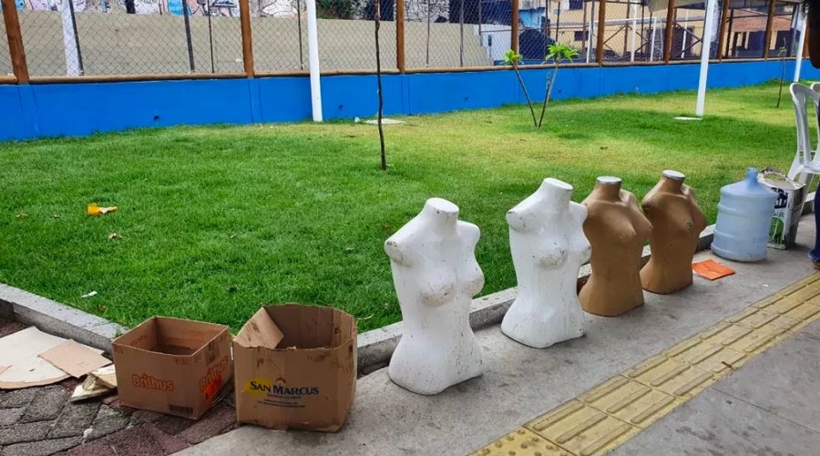 [Beneficiários usam manequins para guardar vaga em fila de recadastramento do CadÚnico; espera teve confusão e roubo]