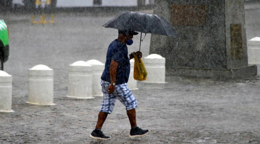 [Tempo vira em Salvador e chuva deve se estender até o fim de semana]