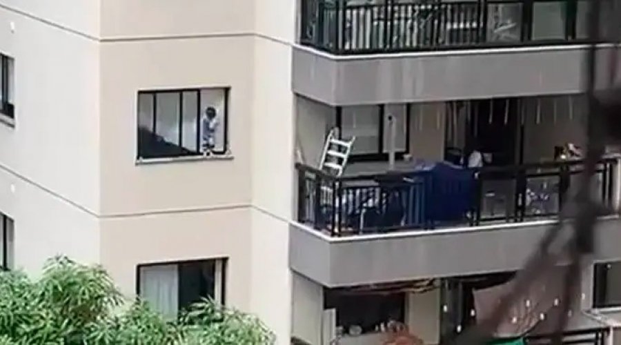 [Criança caminha em janela de prédio no Rio de Janeiro; veja vídeo]