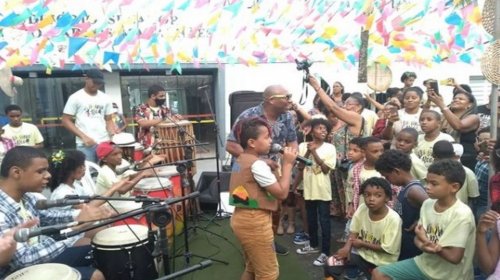 [Projeto social promove aulas de dança, canto, música e fabricação de instrumentos para criança...]