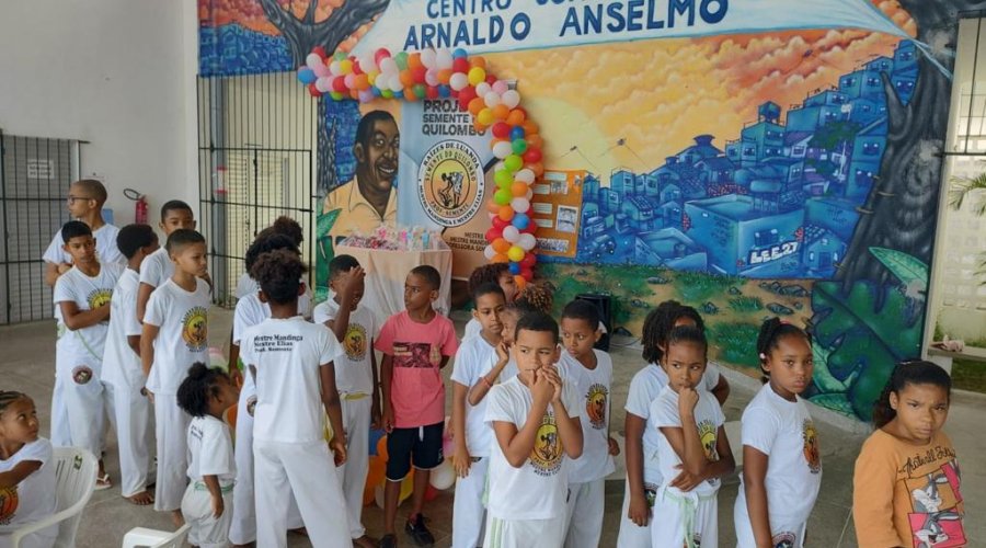 [Centro Comunitário Arnaldo Anselmo realiza comemoração de Dia das Crianças com alunos de capoeira]