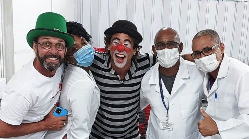 [Palhaços animam doadores no Carnaval da Hemoba]