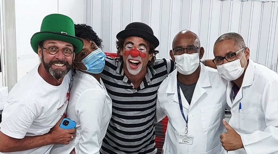 [Palhaços animam doadores no Carnaval da Hemoba]