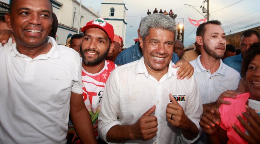 [No extremo sul, Jerônimo Rodrigues visita Carnaval de Caravelas, Alcobaça e Prado]