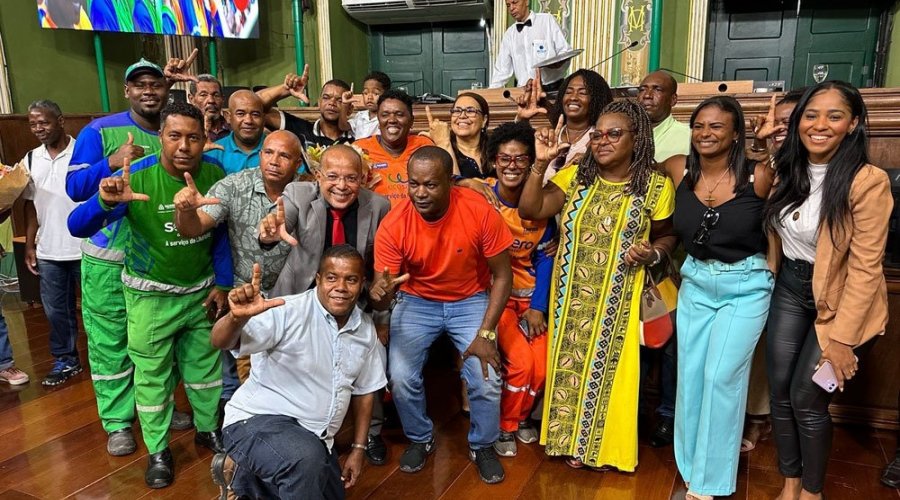 [Suíca e SindilimpBA debatem com garis e margaridas futuro da categoria e participam de entrega de caminhões em Salvador]