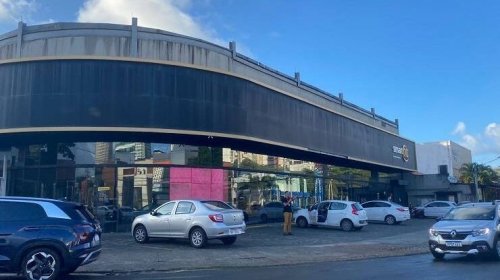 [Academia é interditada após carro invadir estabelecimento e atingir esteiras, em Salvador...]