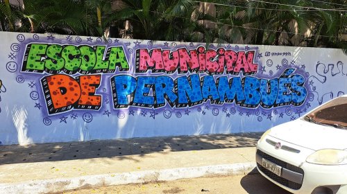 [Pernambués se une e artistas pintam muro de escola com ilustrações de super-heróis negros]
