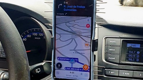 [Motorista de aplicativo faz gambiarra com pregos para evitar roubo de celular]