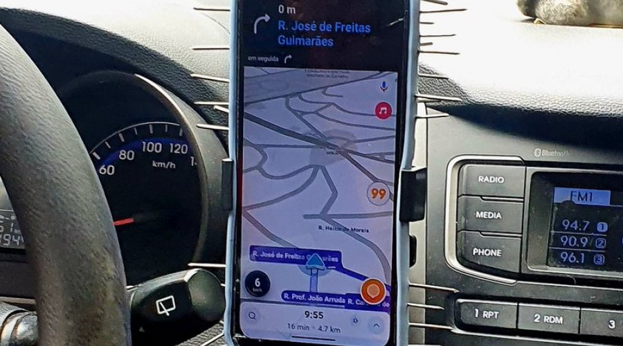 [Motorista de aplicativo faz gambiarra com pregos para evitar roubo de celular]