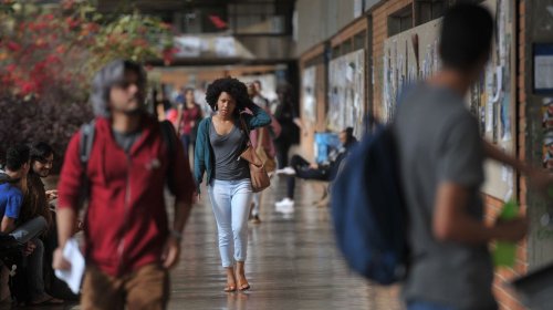 [Negros são minoria no serviço público federal e têm menores salários]
