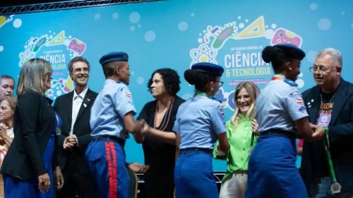 [Estudantes baianos recebem medalhas da NASA pela descoberta de asteroides]