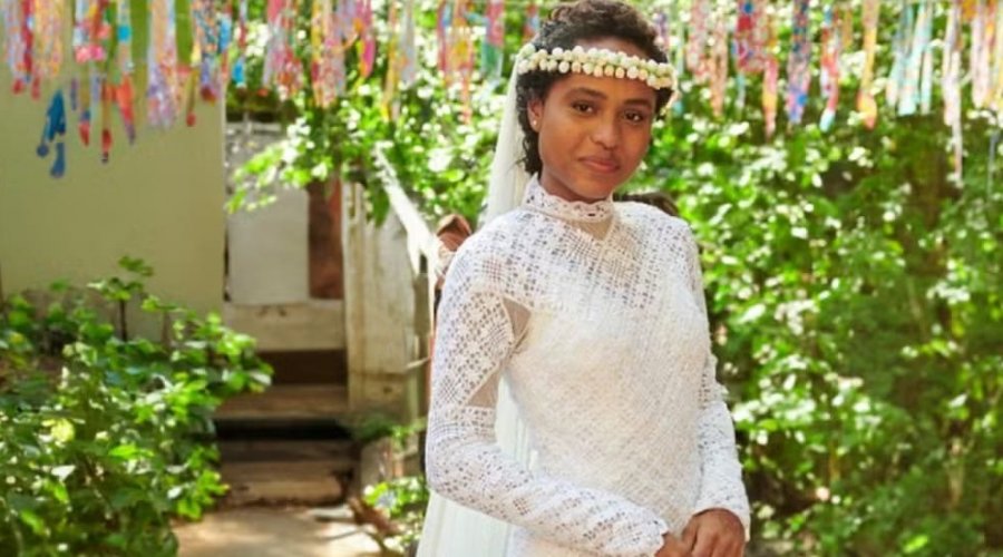 [Costureira e rendeira baiana cria vestido do casamento de protagonista da novela 'Renascer']