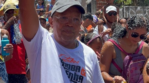 [Mais de 100 mil pessoas participam dos festejos que antecedem o carnaval de Salvador com apoio...]