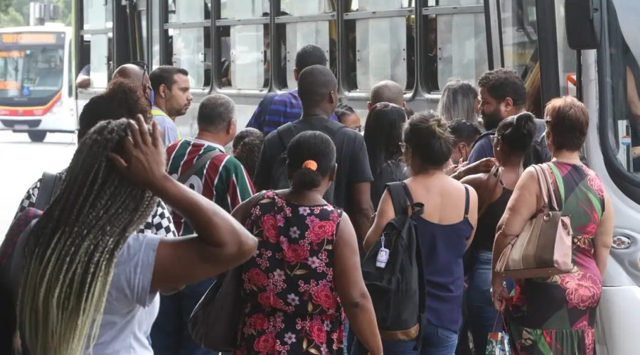 [Desemprego de mulheres e negros termina 2023 acima da média nacion]