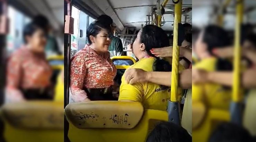 [Mulheres brigam por assento preferencial em ônibus e passageiros intervêm]