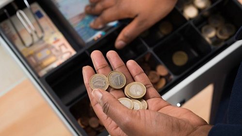 [Empresa é condenada a pagar R$ 40 mil a operador de caixa por racismo: ‘Só podia ser coisa de...]