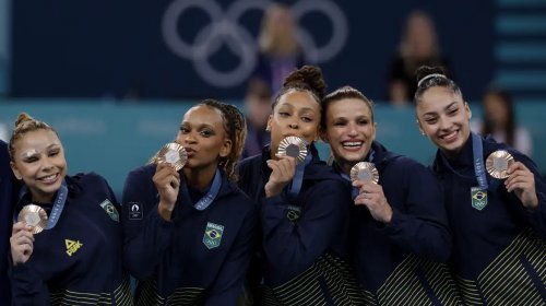 [Equipe feminina conquista bronze na ginástica artística em Paris]