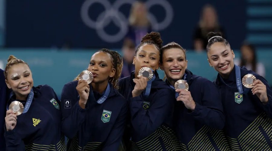 [Equipe feminina conquista bronze na ginástica artística em Paris]