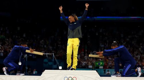 [Rebeca é ouro no solo e vira maior medalhista olímpica do Brasil]