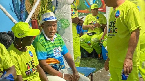 Profissionais da Limpeza Garantem Cidade Organizada Durante o Carnaval: [Profissionais da Limpeza Garantem Cidade Organizada Durante o Carnaval: