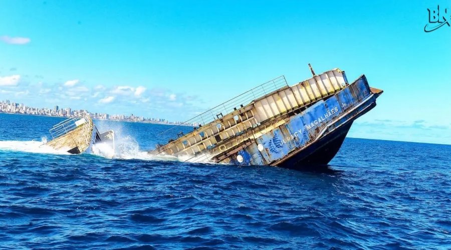[Ferry-boat Juracy Magalhães é submerso na Orla do Rio Vermelho]