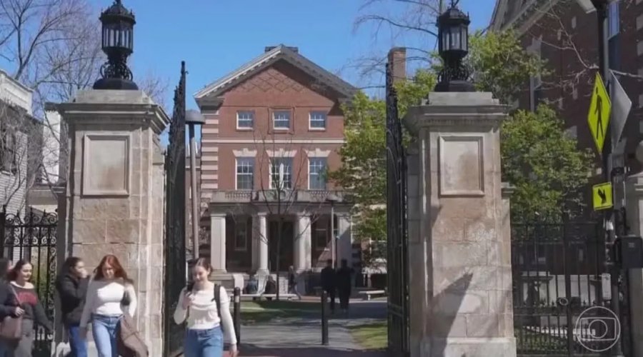 [Mais de 300 brasileiros podem ser impactados pela proibição de Trump a estudantes estrangeiros em Harvard]