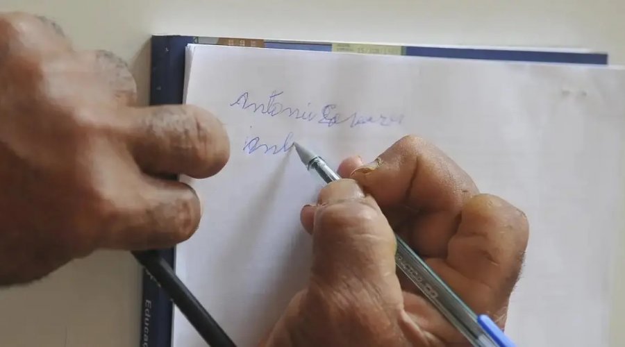 [Taxa de analfabetismo entre pessoas com deficiência é quatro vezes superior à média nacional]