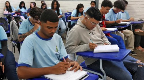 [MEC orienta escolas na escolha de livros didáticos para o ensino médio]