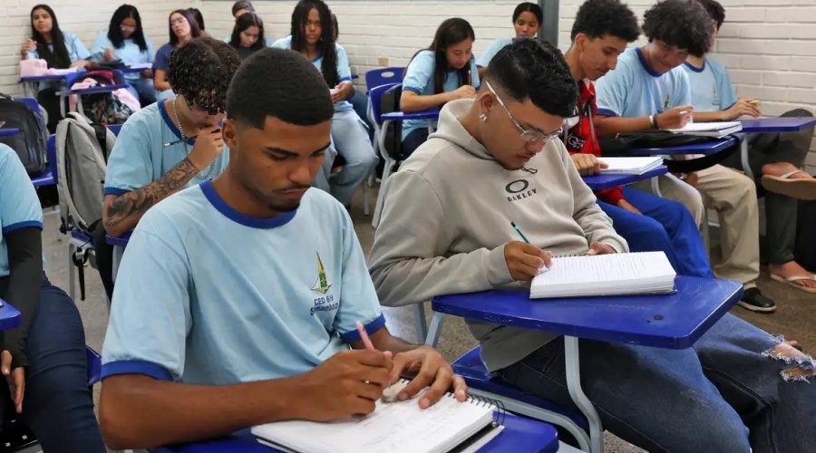 [MEC orienta escolas na escolha de livros didáticos para o ensino médio]