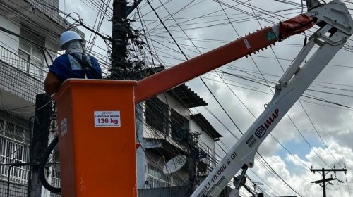[Coelba remove mais de 560 toneladas de cabos clandestinos em 12 cidades baianas]