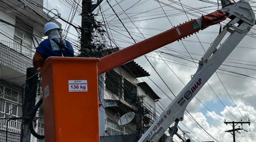 [Coelba remove mais de 560 toneladas de cabos clandestinos em 12 cidades baianas]