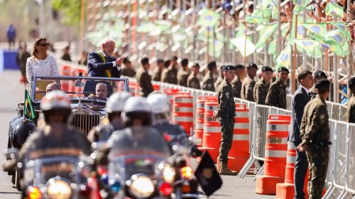 [Lula e ministros acompanham desfile; público entoa 